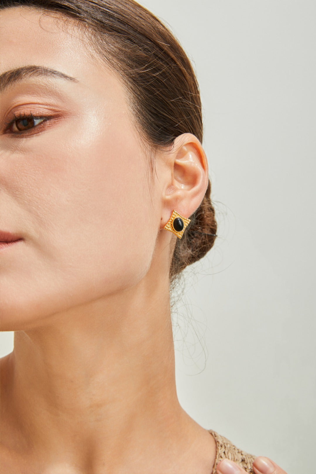 Vintage Gold Black Agate Textured Stud Earrings - S925 Sterling Silver